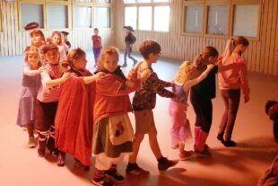 2023-2-17-OH-Kathrin Lehmann-DJK OH-Kinderturnen-Natürlich durfte eine Poloniase auch nicht fehlen