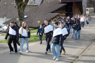 2023-2-24-ZE-UE-bia-Peterlestagspringen-und-SP Säckleträger vorneweg