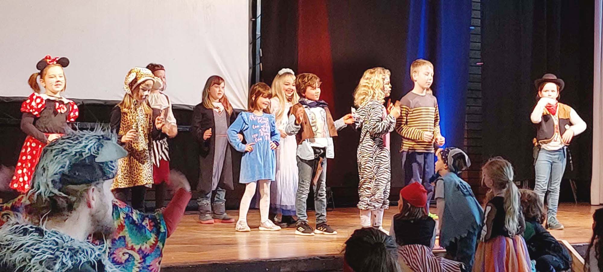 2023-2-27-NO-privat-Fasent Nordach-Auftritt der Klasse 2 am Kinderball