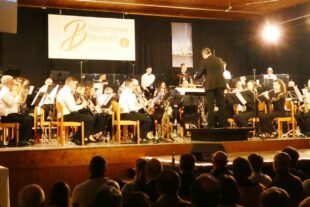 2023-3-27-BI-bia-Blasorchester-und-Bühne-und-Publikum-und-Präsentation Hallendecke