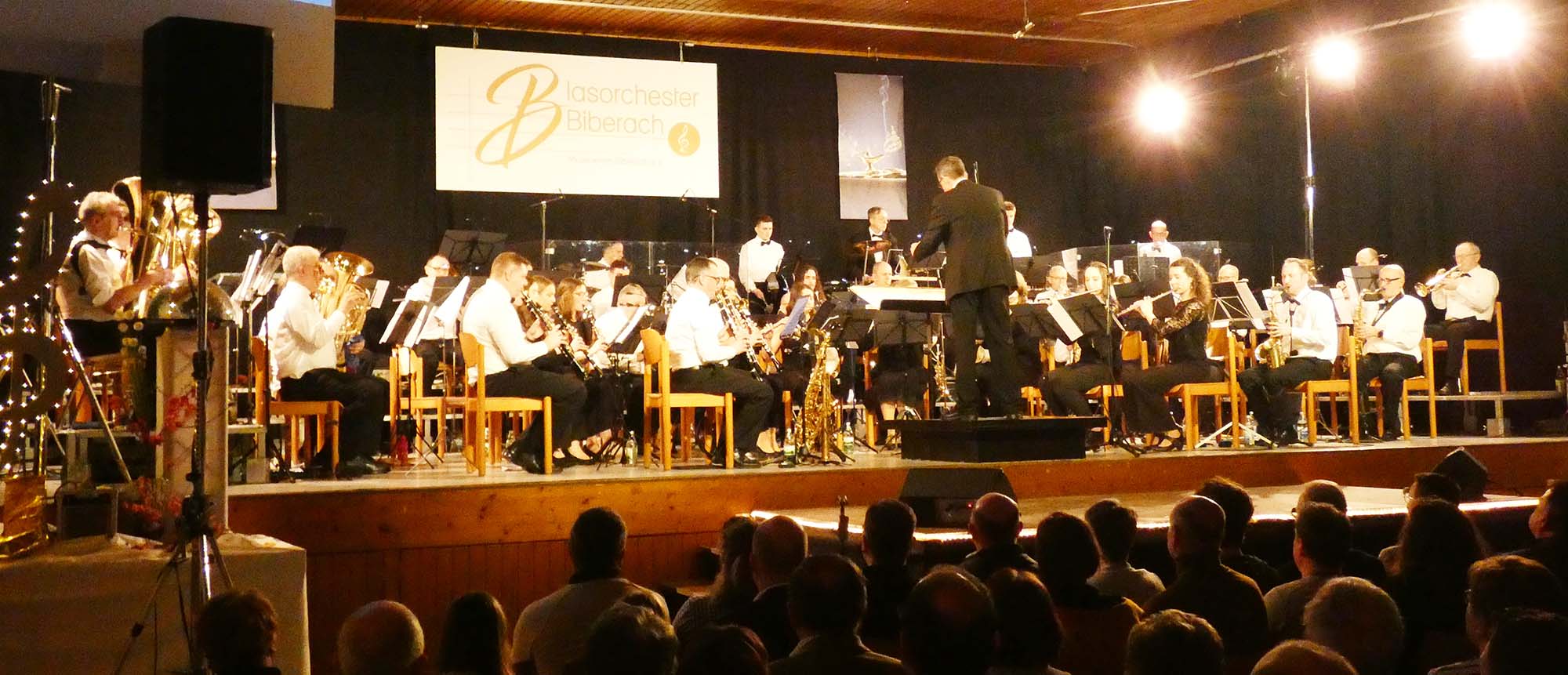 2023-3-27-BI-bia-Blasorchester-und-Bühne-und-Publikum-und-Präsentation Hallendecke