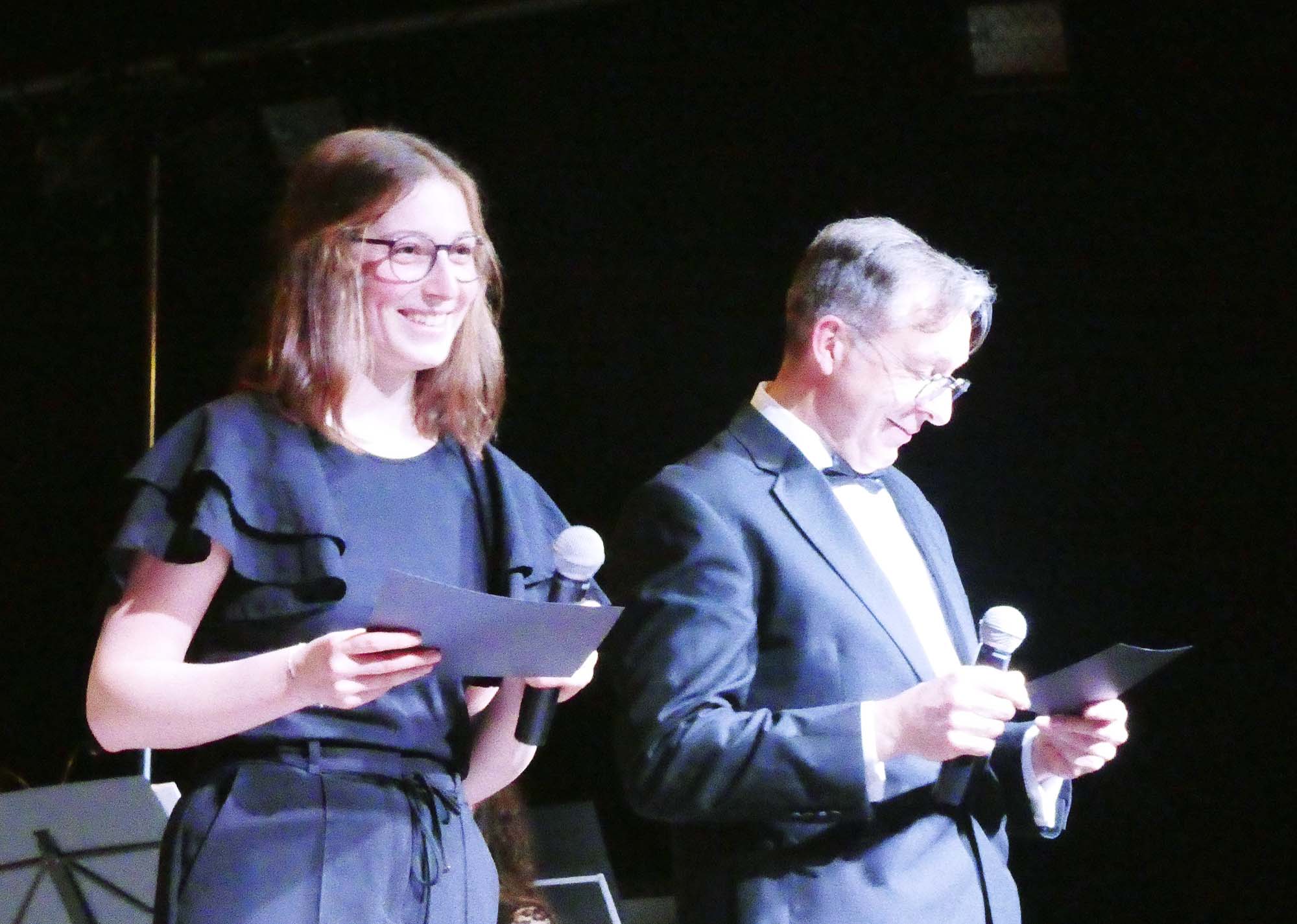 2023-3-27-BI-bia-Blasorchester-und-Moderatorenduo