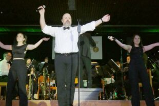 2023-3-27-BI-bia-Blasorchester-und-Rudi Fautz-und-Background-Chor