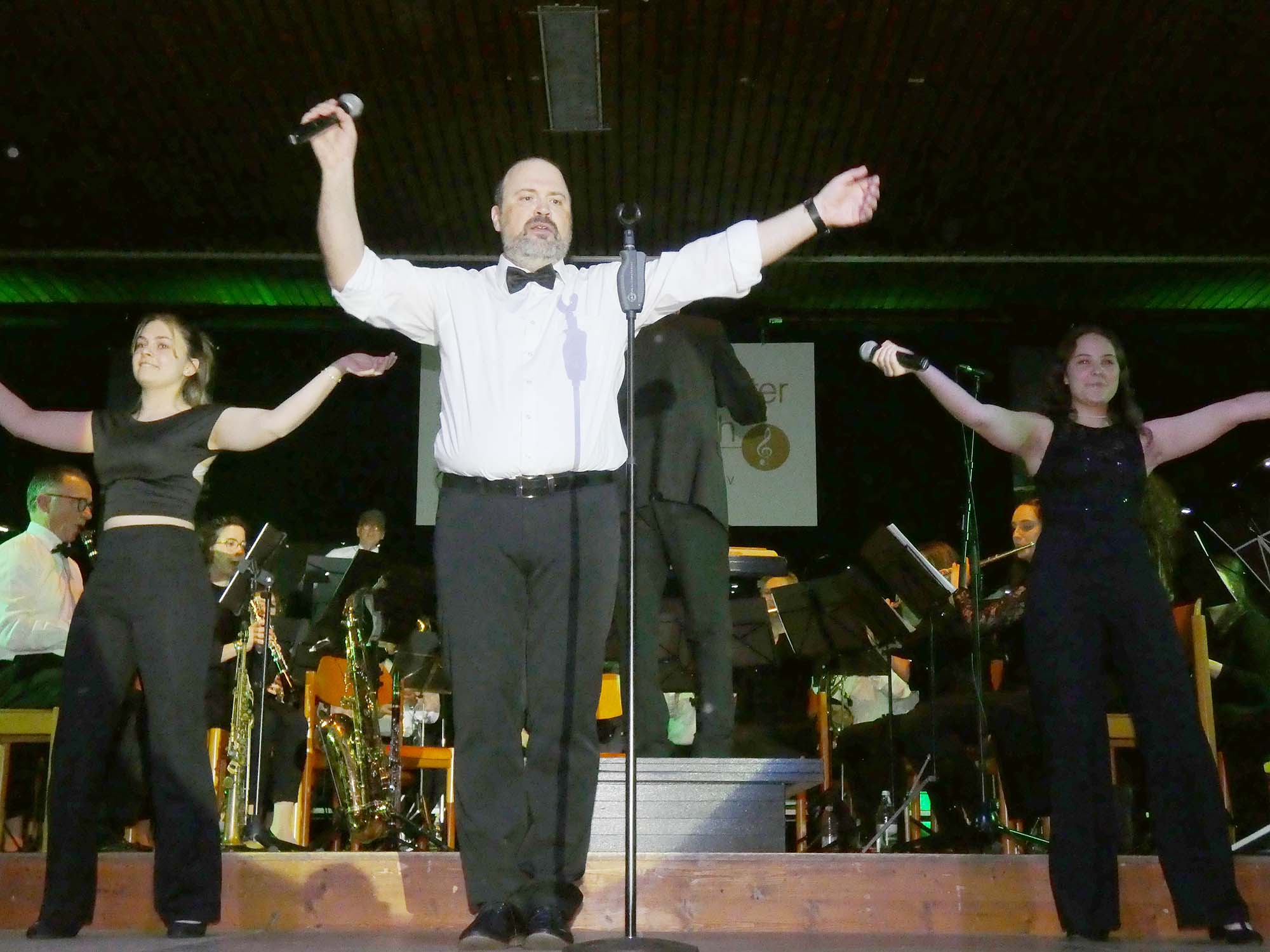 2023-3-27-BI-bia-Blasorchester-und-Rudi Fautz-und-Background-Chor