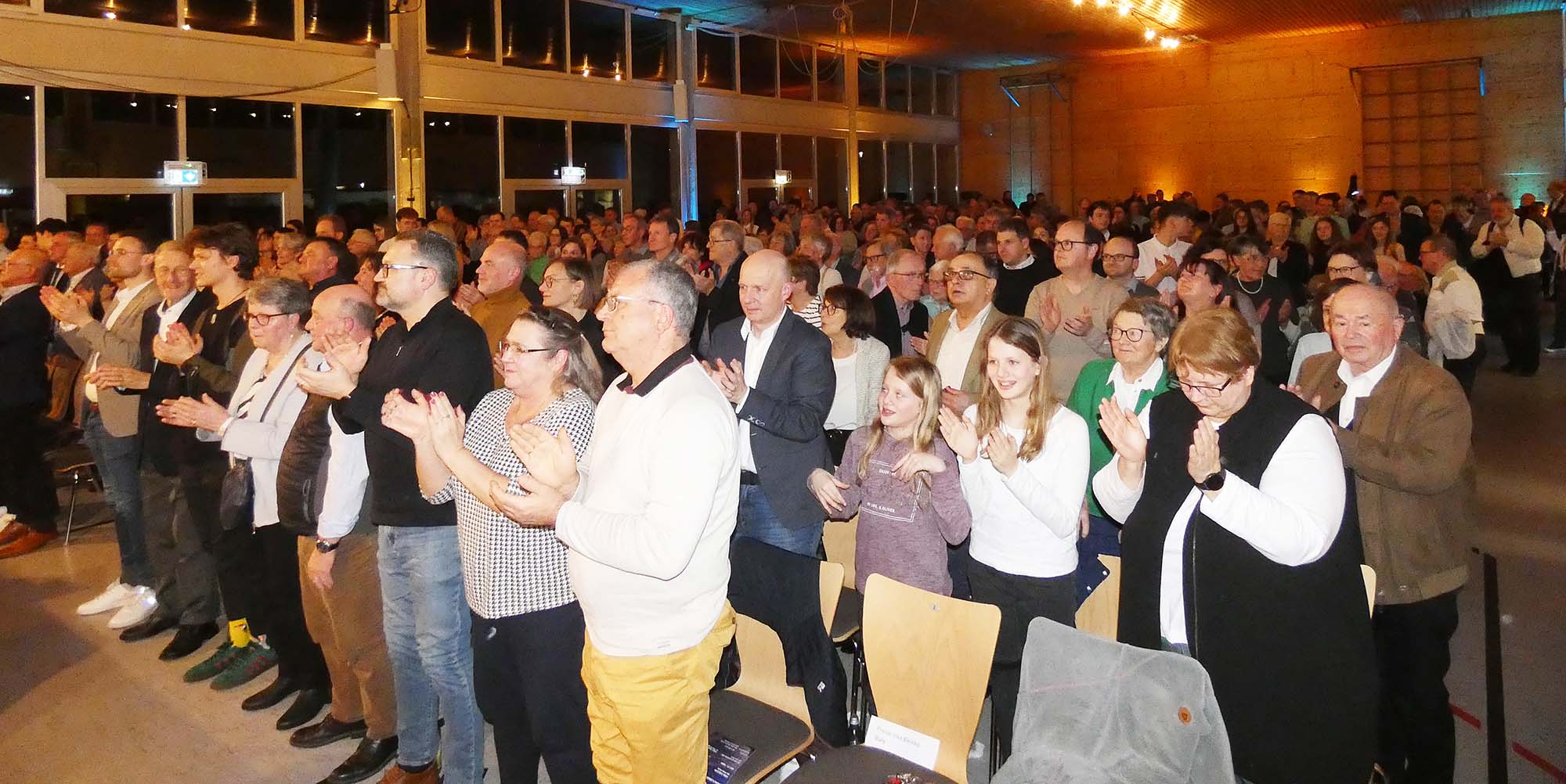2023-3-27-BI-bia-Blasorchester-und-Verabschiedung mit Standing Ovations