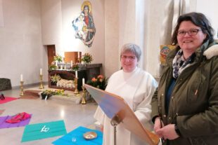 2023-4-12-BI-Wiebke Fix- Kinderkreuzweg Frau Haas und gelegter Kreuzweg im Hintergrund