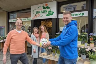 2023-4-14-ZE-UH-cw-FVU_Ballspende_Blumen_Grass