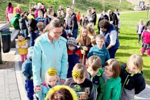 2023-4-19-NO-Touristen-Information-Bei Hummel Michaela gibts die Essensbons für die fleißigen Helfer