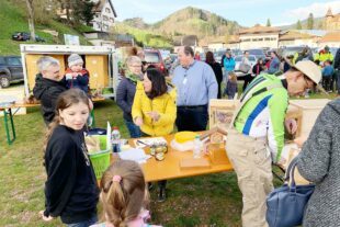 2023-4-19-NO-Touristen-Information-Die Nordracher Imker informierten umfassend über das Leben der Honig-Bienen