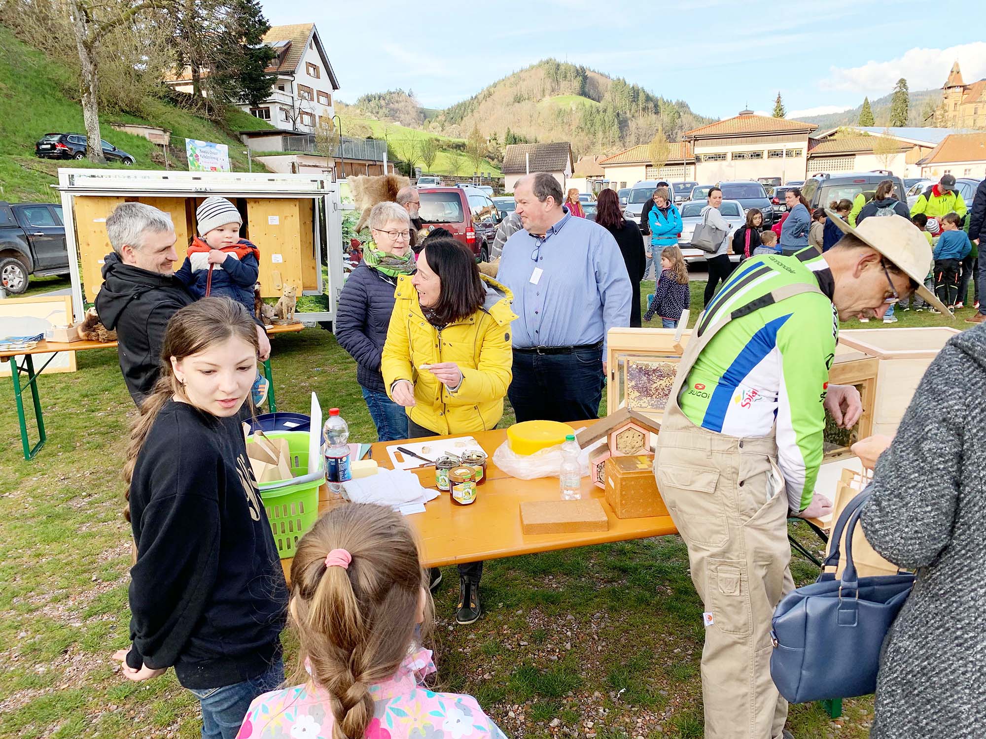 2023-4-19-NO-Touristen-Information-Die Nordracher Imker informierten umfassend über das Leben der Honig-Bienen