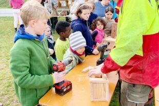 2023-4-19-NO-Touristen-Information-Nistkastenbau mit den Azubis der Waldservice Ortenau