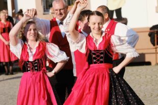 2023-4-26-OH-vo- Maifescht Maibaum Bürgerwehr Trachtegruppe XT4V0260