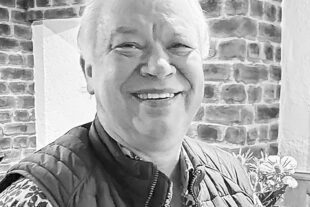 2023-4-26-Pfundstein Michael_lachend_PHOTO-2023-04-23-17-56-03_grau