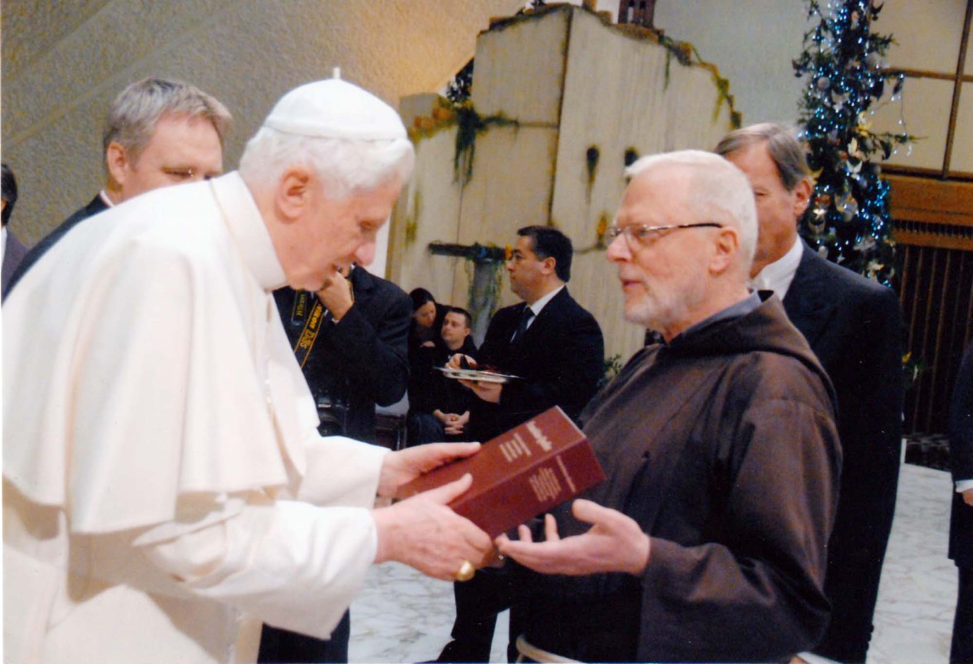 2023-4-28-ZE-UH-hpw-Goldenes Priesterjubiläum Leonhard Lehmann-Buchübergabe