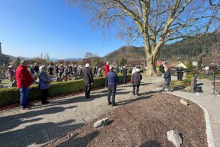 Gläubige feiern Auferstehungs andacht und Familiengottesdienst