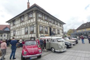 2023-5-15-BI-bia-Kettererhaus-und-Oldies vor Haus