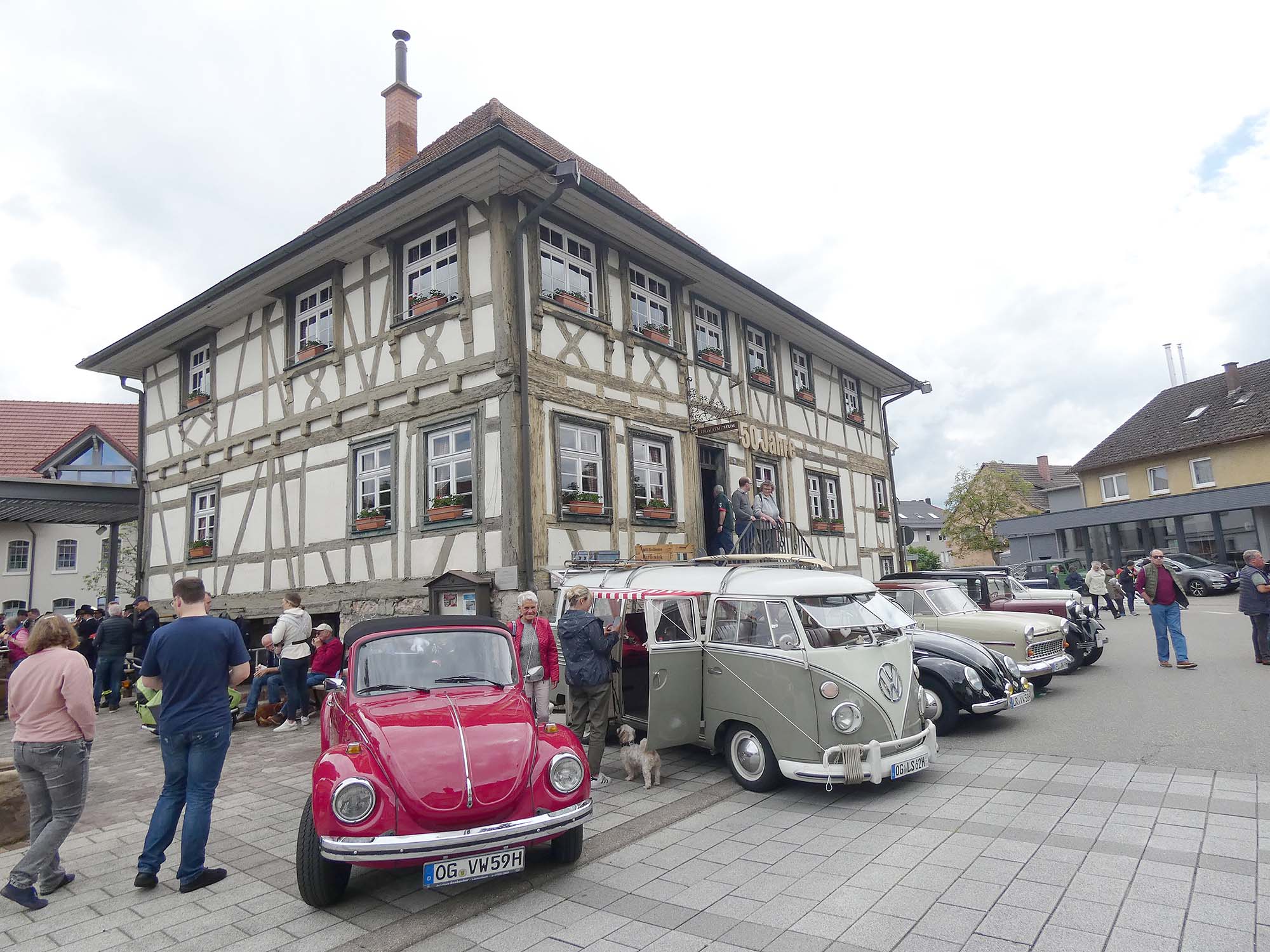 2023-5-15-BI-bia-Kettererhaus-und-Oldies vor Haus