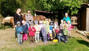 Sonnengruppe besuchte den Bauernhof von Familie Pfundstein im Knopfholz
