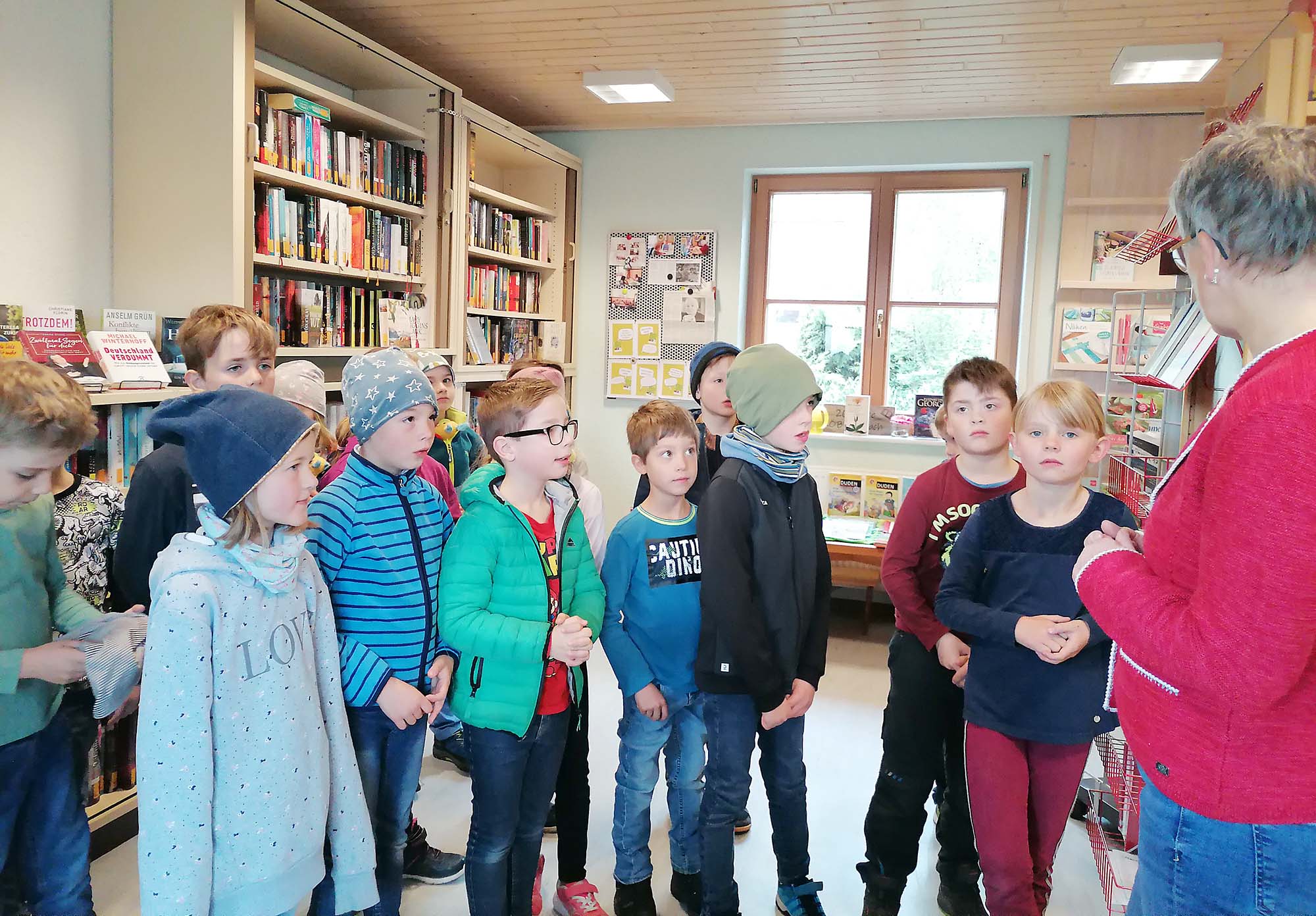 2023-5-2-BI-Wiebke Fix-Erstklässer zu Besuch bei Bücherei-Andrea Mäntele erklärt die Bücherei