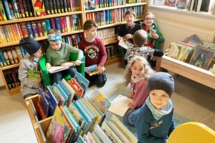 2023-5-2-BI-Wiebke Fix-Erstklässer zu Besuch bei Bücherei-Erstklässer wählen Bücher aus