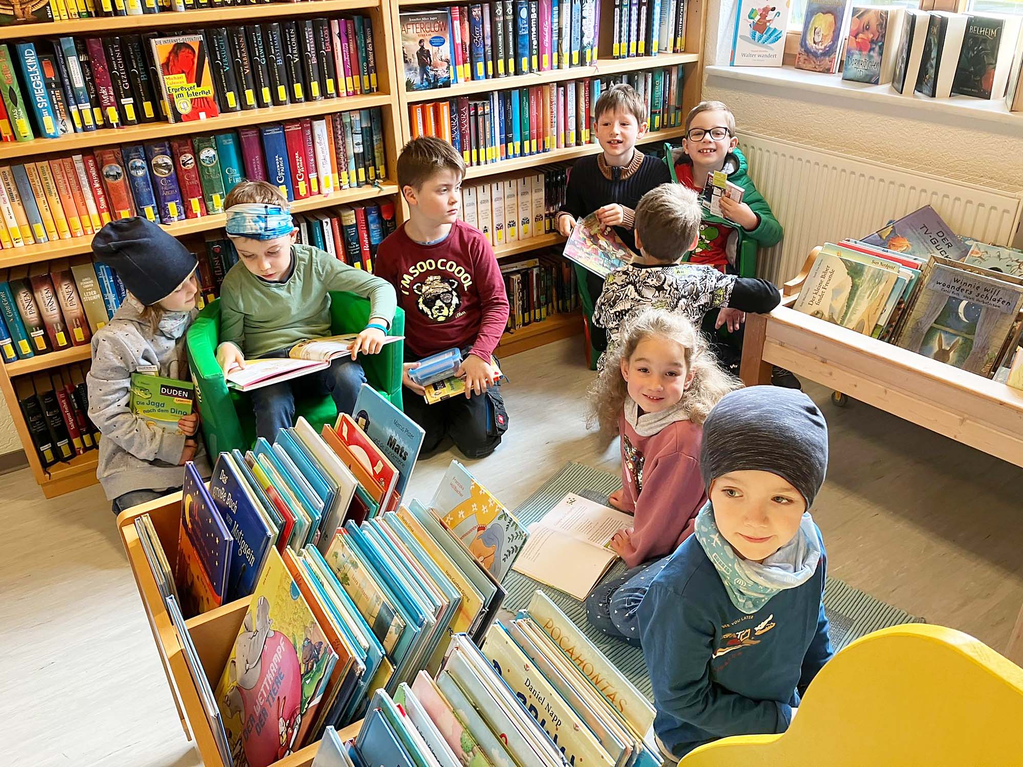 2023-5-2-BI-Wiebke Fix-Erstklässer zu Besuch bei Bücherei-Erstklässer wählen Bücher aus