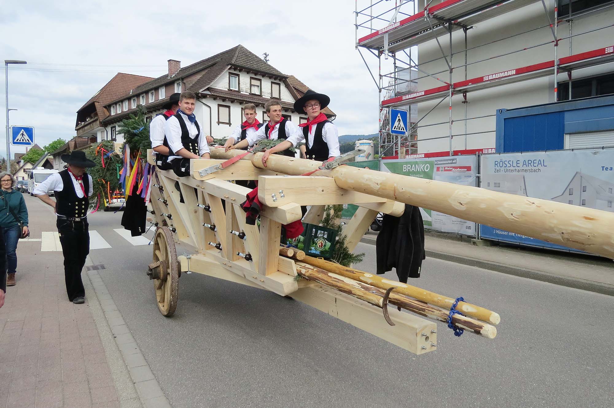 2023-5-2-ZE-UH-ga-Maibaumstellen-IMG_7655