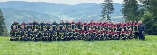 Feuerwehren simulieren Waldbrand und üben effektive Bekämpfungsstrategien