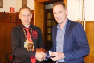 2023-5-8-OH-bia-Bärenzunft-+ E große Silbermünze für Lothar Killig