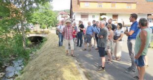 Experten, Ortschaftsräte und Bürger nehmen den Dorfbach unter die Lupe