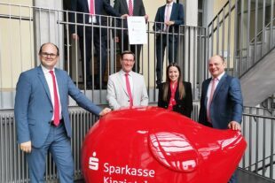 2023-6-23-HA-ago- Sparkasse ausgezeichnet Martin Seidel (hinten, von links), Frank Wenz und Carlo Carosi. Vordere Reihe, von links Sebastian Lebek, Frank Weber, Sabrina Schmidt und Michael Hirt