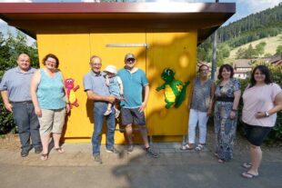 2023-6-23-NO-bia- Kunsttage-und-Gruppe vor Spielehäuschen