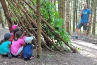 2023-6-23-OH- Andrea Jung- Waldpädagogik Aus einem guten Waldversteck kann man rausgucken, derjenige, der davor steht, kann dahinter aber niemanden sehen. Gut gemacht, ihr Schulfüchse