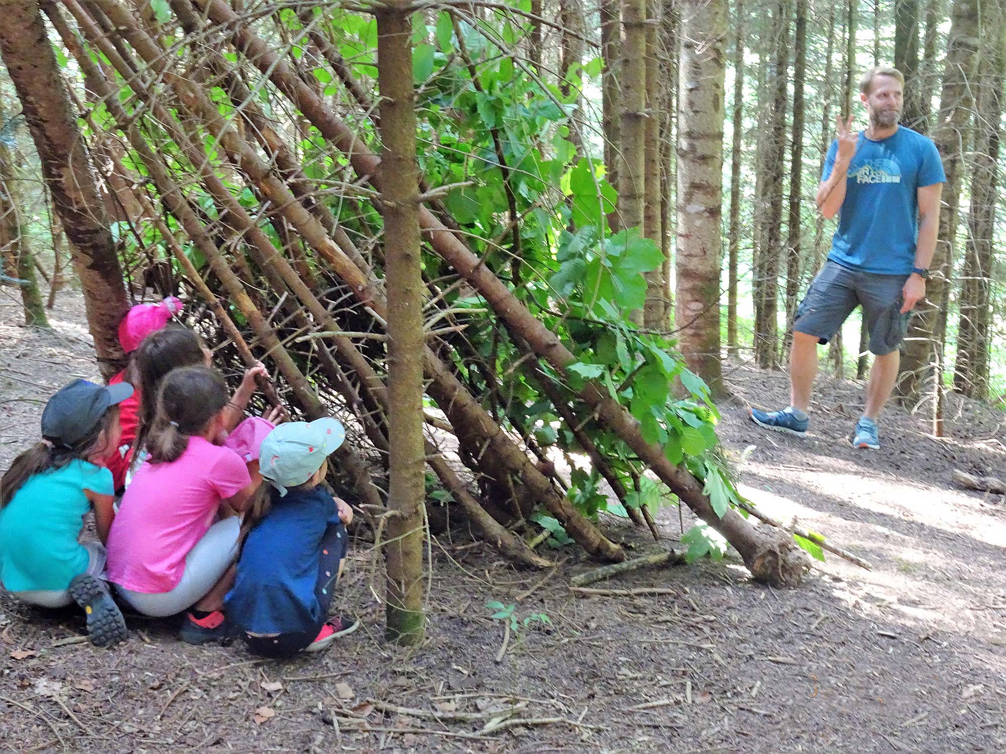 2023-6-23-OH- Andrea Jung- Waldpädagogik Aus einem guten Waldversteck kann man rausgucken, derjenige, der davor steht, kann dahinter aber niemanden sehen. Gut gemacht, ihr Schulfüchse