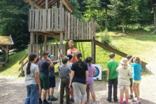 2023-6-23-OH-Jill Löffler- Waldpädagogik- Bei den offenen Aktionen am Samstag stand auch Bogenschießen auf dem Programm. Als Ersatz fürs Feuer machen. Waldbrandgefahr!