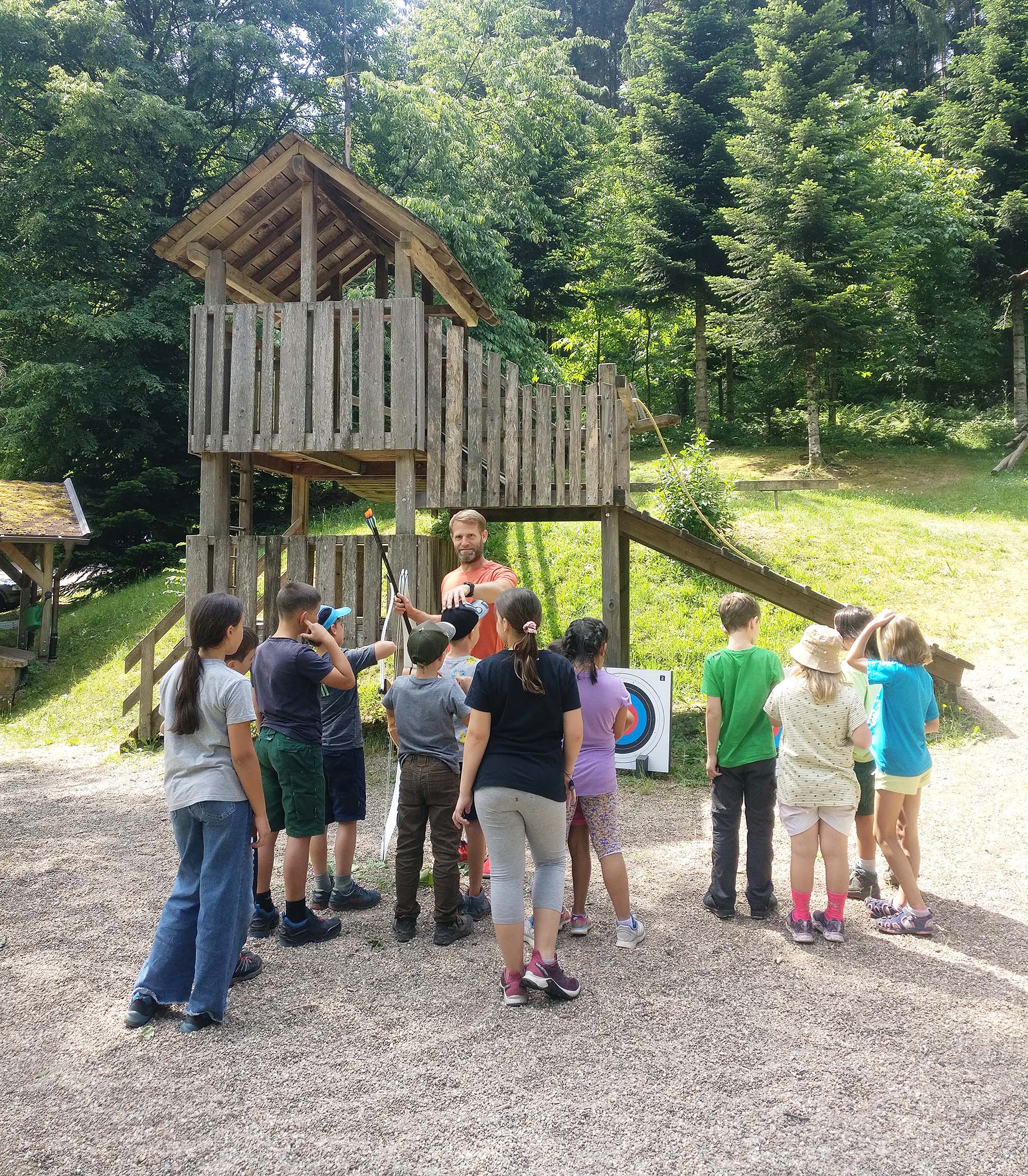 2023-6-23-OH-Jill Löffler- Waldpädagogik- Bei den offenen Aktionen am Samstag stand auch Bogenschießen auf dem Programm. Als Ersatz fürs Feuer machen. Waldbrandgefahr!