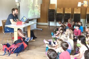 2023-6-23-OH-Schule Ramona Schöning-Waldpädagogik Gespannt hörten alle Schulkinder zu, als Tobi aus einem seiner Bücher vorlas