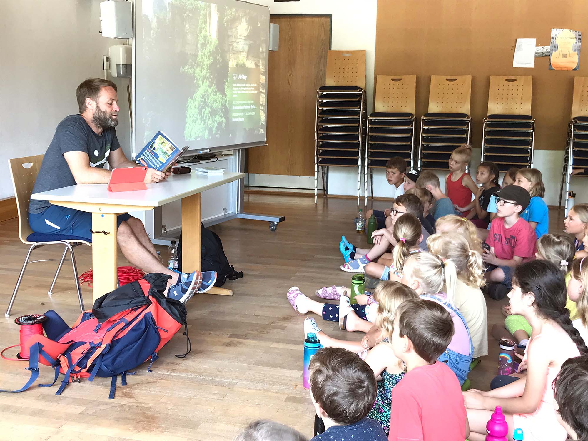 2023-6-23-OH-Schule Ramona Schöning-Waldpädagogik Gespannt hörten alle Schulkinder zu, als Tobi aus einem seiner Bücher vorlas
