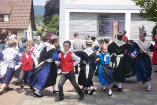 2023-6-23-OH-bia- Nachbericht 15 Jahre Hademar-und-Kindervolkstanzgruppe (11)