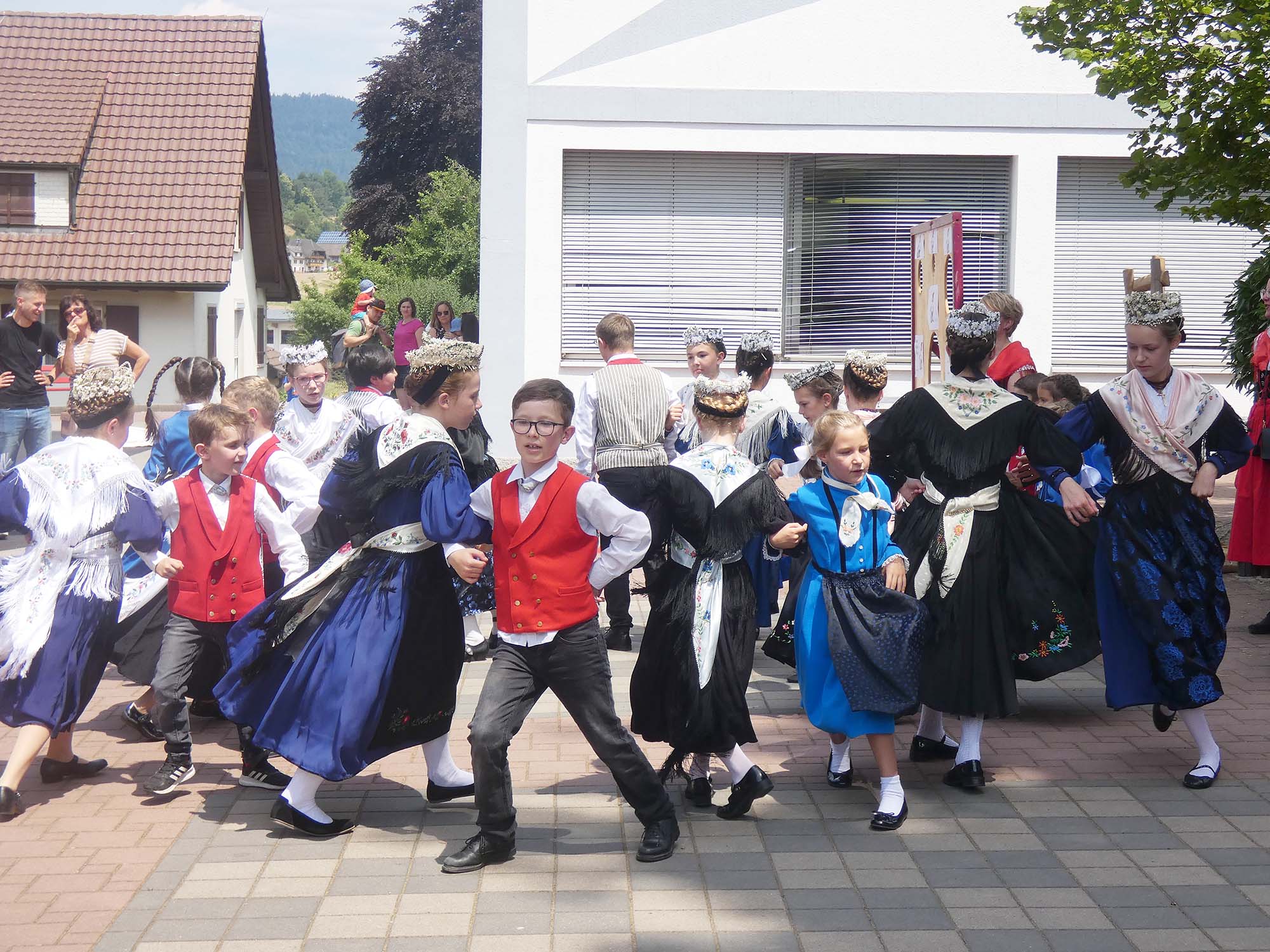 2023-6-23-OH-bia- Nachbericht 15 Jahre Hademar-und-Kindervolkstanzgruppe (11)