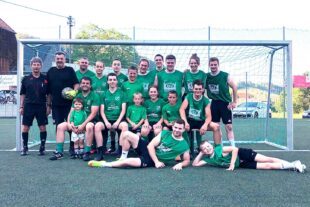 2023-6-26-BI-PB-bsch-Dorfmeisterschaft 2023-06 Finalteilnehmer Mühlengrund und Obertal und Schiedsrichter H.P. Maier