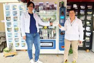 2023-6-26-ZE-UH-privat- Mattenhof Automat LEADER Schildübergabe Warenautomat