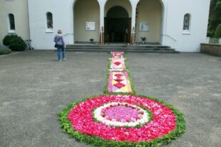 2023-6-9-BI-lth- Fronleichnam Foto 1- Blumenteppich vor der Kirche IMG_0967