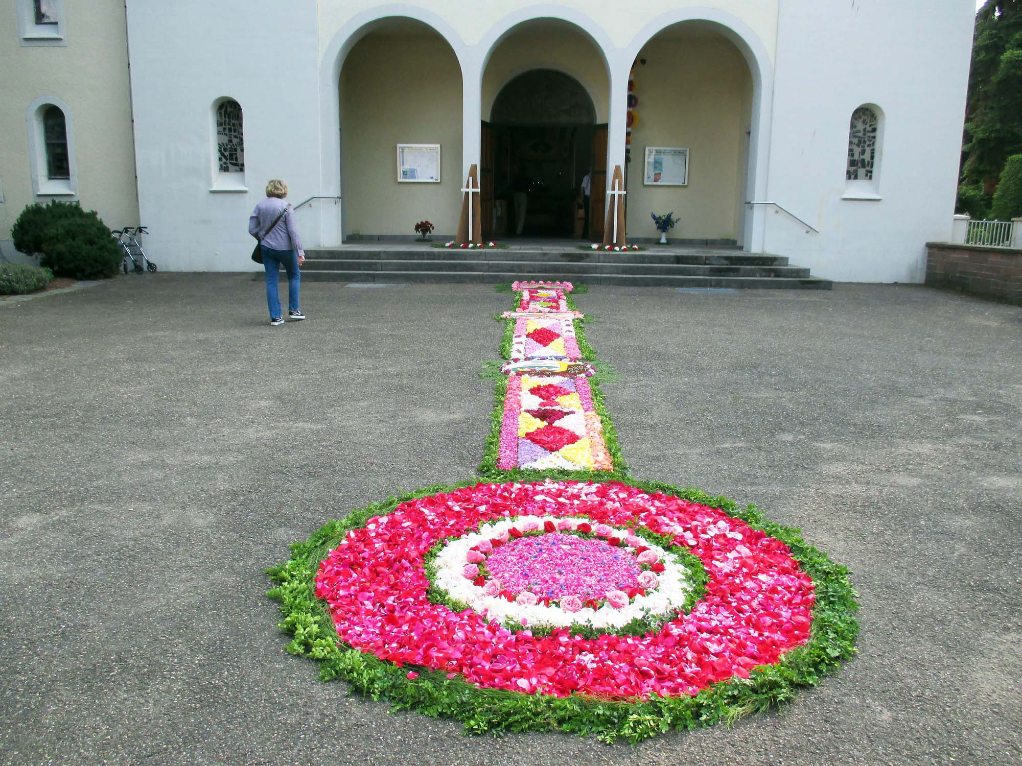 2023-6-9-BI-lth- Fronleichnam Foto 1- Blumenteppich vor der Kirche IMG_0967