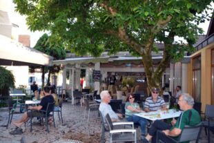 Den Sommer genießen im Biergarten und Straßencafé