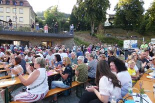 2023-7-10-NO-bia-Gitarrenverein-und-SP Publikum klatschen Bänke