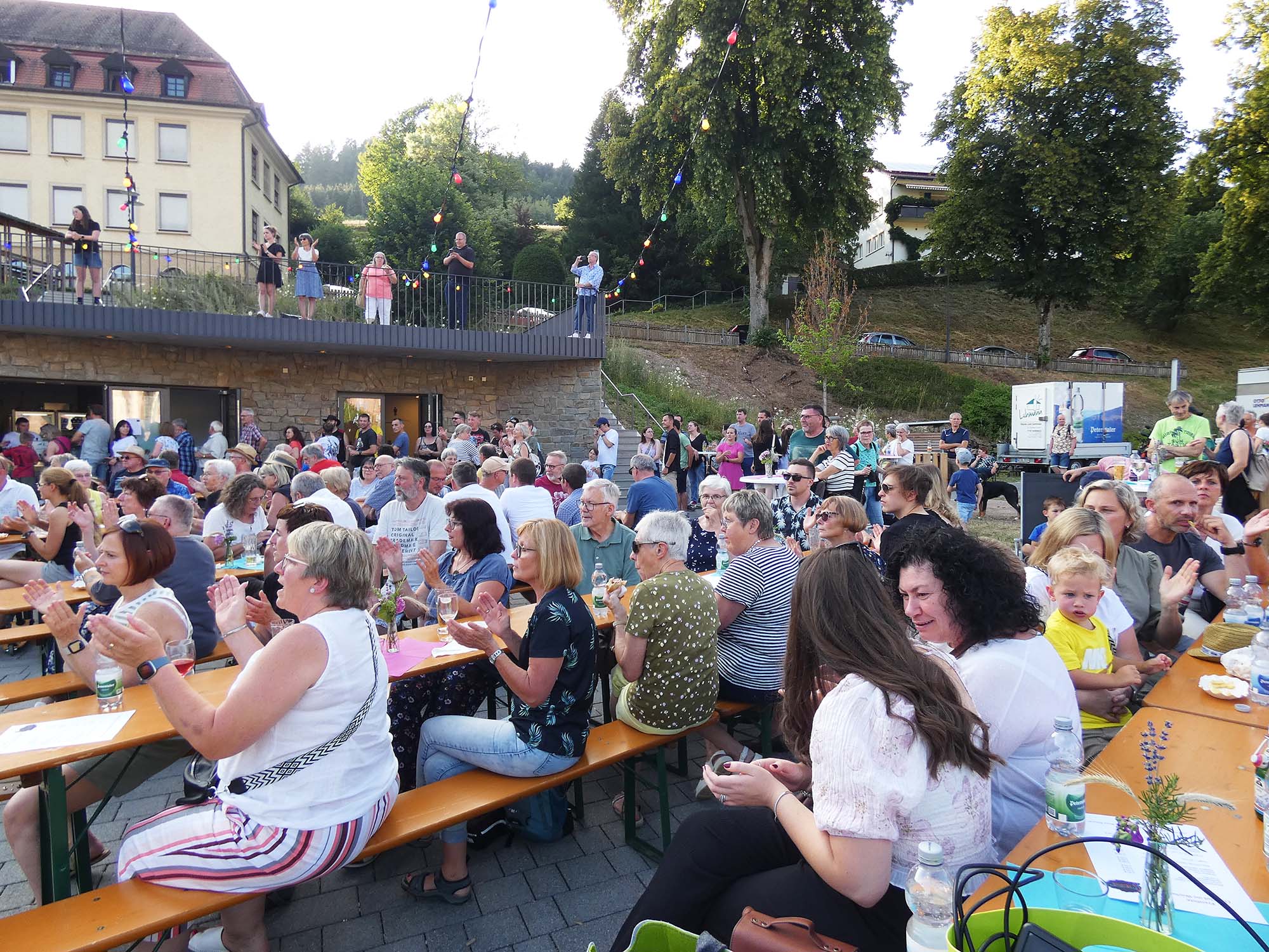 2023-7-10-NO-bia-Gitarrenverein-und-SP Publikum klatschen Bänke