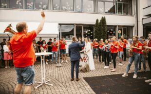 Musikverein Unterharmersbach gratuliert Ramona Lehmann und Frank Läufer zur Hochzeit