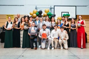 2023-7-14-GB-Gengenbach-Larissa Disch-MSG-Abifeier-02 Alle Preisträger mit Schulleiter Feld