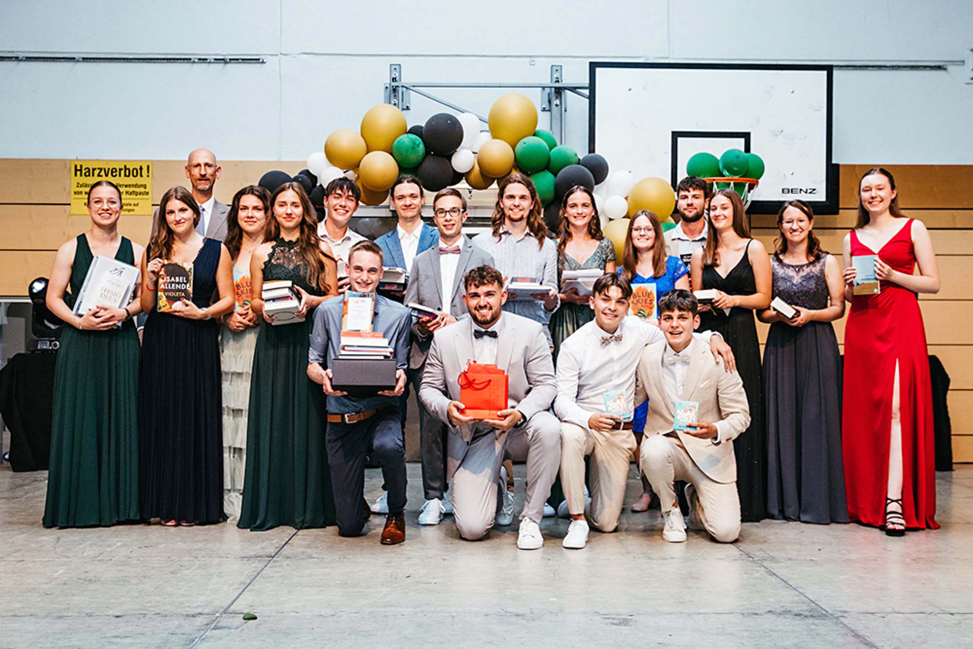 2023-7-14-GB-Gengenbach-Larissa Disch-MSG-Abifeier-02 Alle Preisträger mit Schulleiter Feld