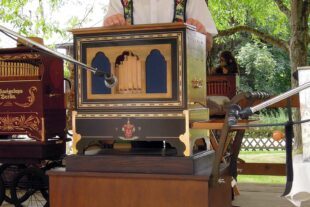 2023-7-28-ZE-UH-hpw-Archivbild-Drehorgeltag 2013+Hans Bayer mit selbst gebauter Orgel